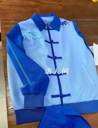 山東一學校校服被吐槽像壽衣 家長：是哪個領導拍板定的