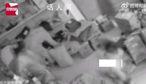 女子快遞點暴躁翻找雙11快遞 扔包裹時還差點砸到旁邊的市民