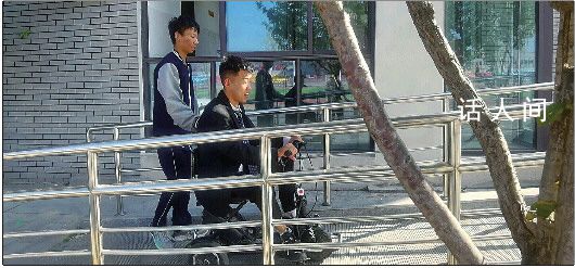 17歲少年照顧腦癱同學(xué)近5年 腦癱男孩行走困難同學(xué)成了他的雙腿