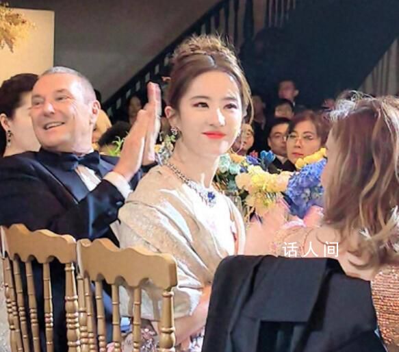 劉亦菲迪士尼公主出場 膚白貌美儀態萬方