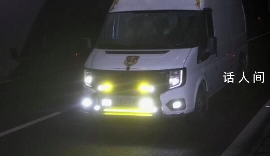19輛貨車(chē)高速飆車(chē)時(shí)速超140公里 駕駛?cè)藶楹稳绱藝虖?