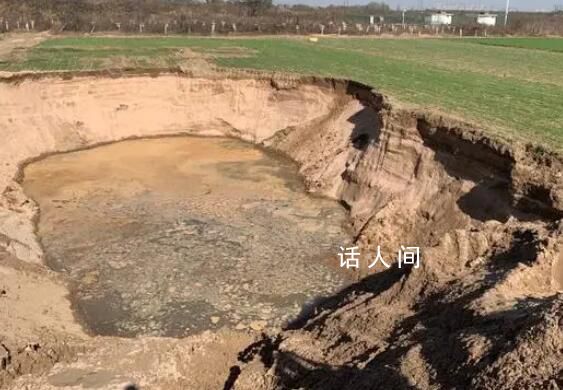 耕地被盜采砂石挖出足球場大坑 回應：城管公安街道辦都在調查