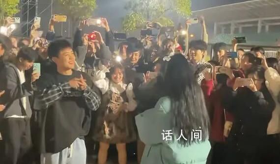 聽障男生操場上手語告白聽障女生 這個場景成為了一段特殊的愛情故事
