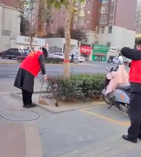 銀行員工穿志愿者服掃大街被指擺拍 回應：拍照是為了匯報