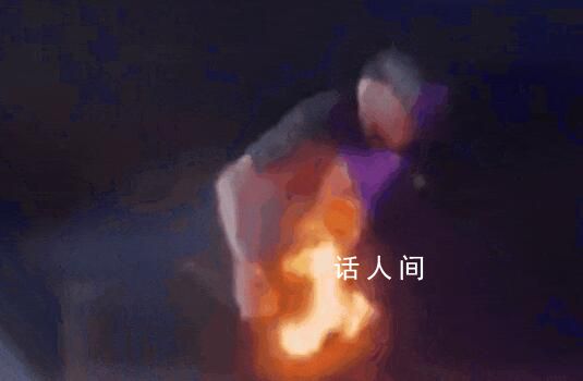 歌手演出被噴火裝置射中褲襠 衣服被舞臺上噴出的火焰點燃