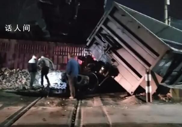 河南一貨車與火車相撞 貨車司機身亡
