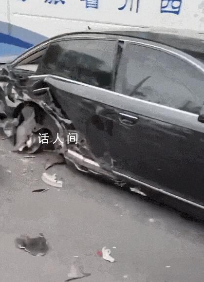 成都警方通報特斯拉連撞11車事故 現場多輛車受損