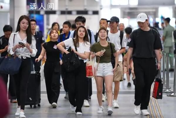 香港民眾“爆買”深圳各大超市 過境到深圳游玩的香港民眾持續(xù)增加