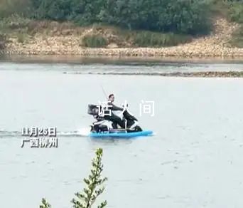 廣西一男子騎電車“水上漂” 回應：車主本人的車在自家水池