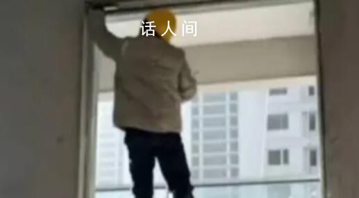 老師收集學(xué)生父母工作畫面班會(huì)上放 希望孩子們理解父母懂得感恩