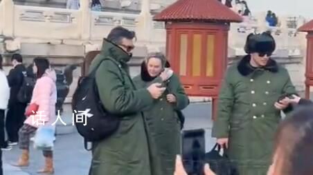 外國游客齊穿軍大衣打卡天壇 軍大衣開始和國際接軌