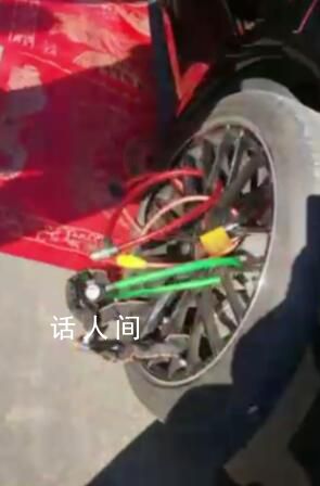 婚車被掛數十把鎖系親友鬧著玩 這是當地多年的舊俗