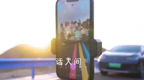 游客扎堆在網紅公路拍照 交警：留影固然重要但別拿生命換照片
