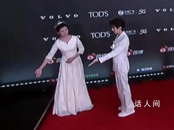 成毅和禮儀小姐互請下班 上次走錯路這次互相引路