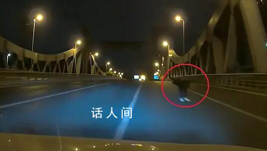 男子凌晨開車遇白鞋男子詭異鞠躬 警方稱正在調查