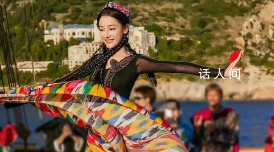 汪文斌分享迪麗熱巴跳新疆舞視頻 跳著新疆舞的迪麗熱巴光彩奪目