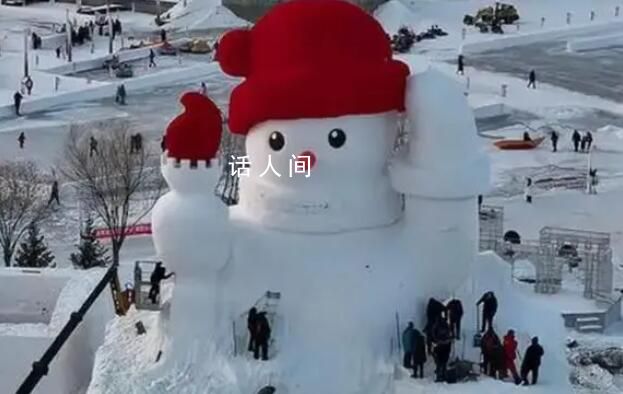哈爾濱迎來今冬首個大雪人 歷經十天的筑造現(xiàn)已初具模樣