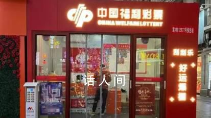 2.2億中獎(jiǎng)?wù)咄蹲⒓?xì)節(jié):用包來(lái)裝彩票