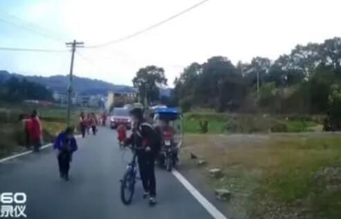 轎車遇學生放學不減速還鳴笛加速 學生四散奔開