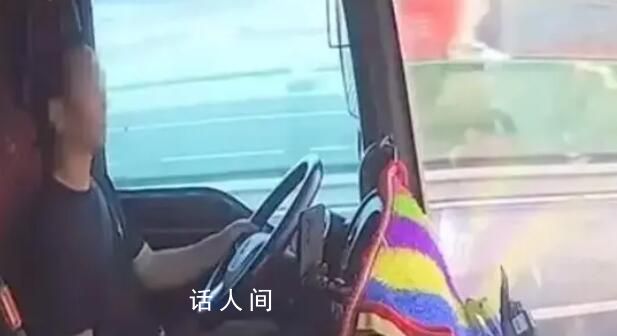 男子解開安全帶拿吃的致一死一傷 結果車輛沖出路面造成側翻
