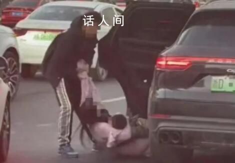 將妻兒拖出保時(shí)捷的男子稱(chēng)非常后悔 會(huì)好好跟老婆過(guò)日子