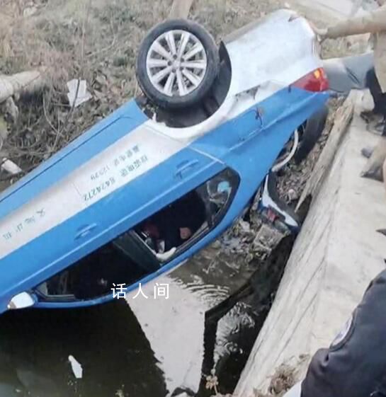 出租車倒翻入水溝致3死2傷 周邊群眾紛紛開展救援