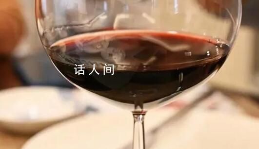 銷售談生意時(shí)被客戶在酒水中下毒 被騙上賭桌
