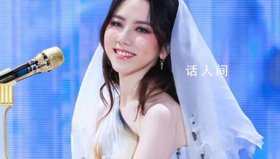 鄧紫棋演唱會穿婚紗摔倒 狀況不斷