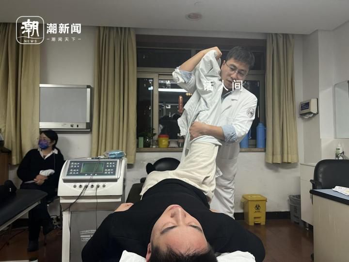 推拿科夜門診擠滿年輕人 越來越多的年輕人開始關注自己的身體健康