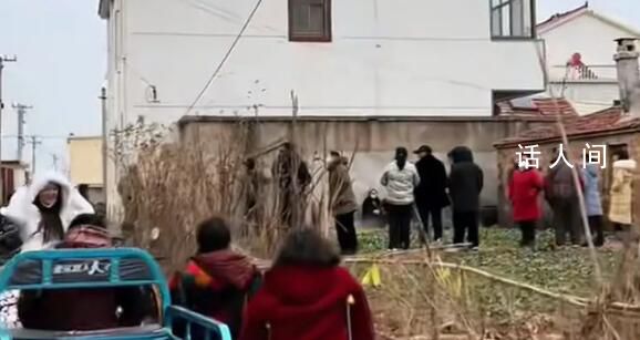 村民稱廁所被強拆致老人無處如廁 引發(fā)了對當?shù)卣吆痛迕駪B(tài)度的爭議