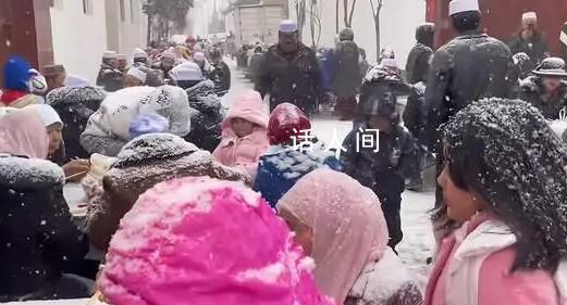 婚禮現場突下大雪賓客冒雪吃席 賓客們并沒有選擇躲避