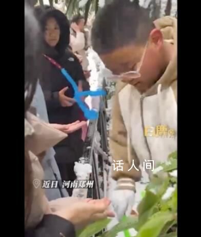 小孩哥夾雪熊哄大學生忙成流水線 給小孩哥累壞了