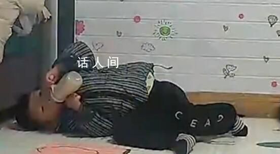 三歲寶寶在家自己沖奶粉喝 媽媽：感覺心里有點酸