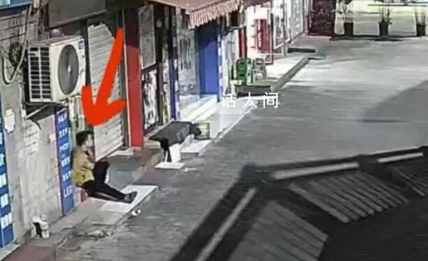 縮骨功?男子鉆進20厘米門縫偷東西
