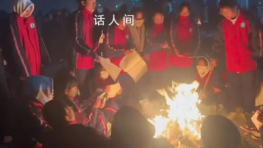 震中師生點燃書本樹枝烤火取暖 相互扶持以溫暖與希望抵抗寒冷與恐懼