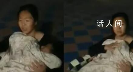 女子抱娃裹被室外避險渾身發(fā)抖 依然驚魂未定