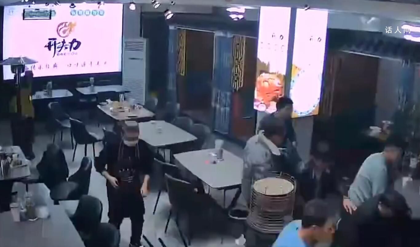 地震發生瞬間食客們迅速逃離 震感十分強烈