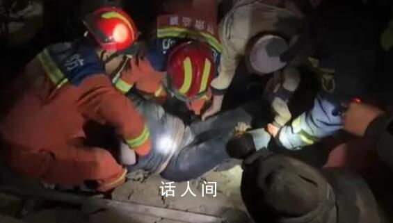 航拍青海海東徹夜救援畫面 救援人員在瓦礫中搜救