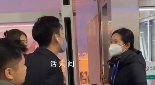 目擊者還原男子亮網紅身份維權經過 現場還威脅辱罵了工作人員