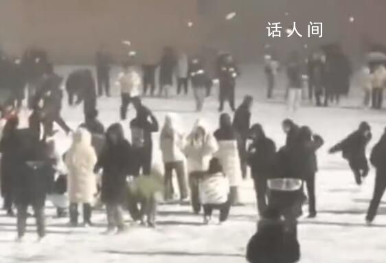 打雪仗時除了自己都是對手 戰況激烈場面震撼