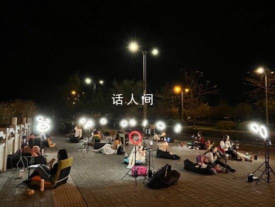 廣西桂林網(wǎng)紅扎堆大橋直播 橋上是一群懷揣創(chuàng)業(yè)夢(mèng)的年輕人