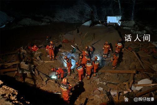 震后第一夜一輛轎車?yán)锼?個人 一個帳篷住了十余人