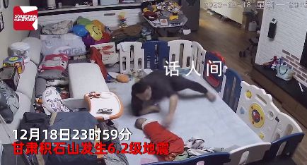 男子地震時抱起寶寶跑著找妻子 第一反應起身保護妻子