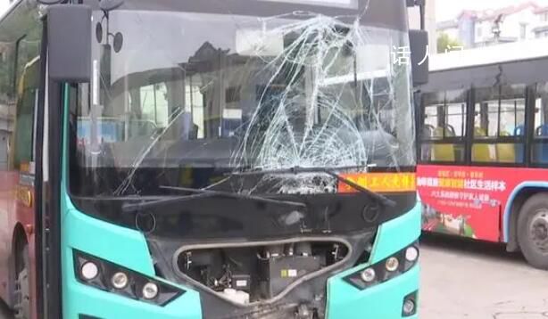 公交司機(jī)被乘客打頭致車輛失控 當(dāng)?shù)鼐竭€在進(jìn)一步調(diào)查處理中