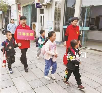 58個共享奶奶排班輪流幫鄰居帶娃 他們續寫好人有好報的溫暖