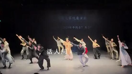 科目三進軍中戲新年聯歡晚會 學生身著旗袍西裝武服跳科目三