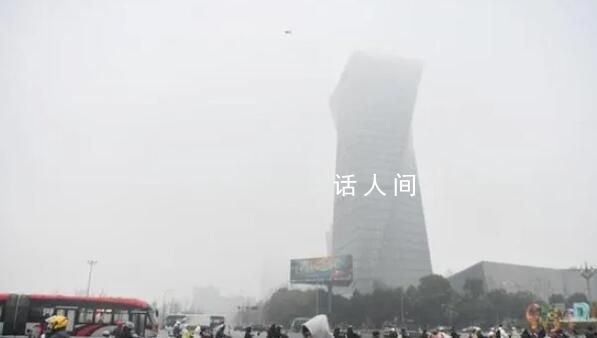 成都大霧 網(wǎng)友:睡了一覺成仙了