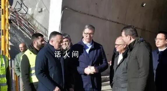武契奇連說(shuō)15個(gè)中文“你好” 同建筑工作人員一一握手致意