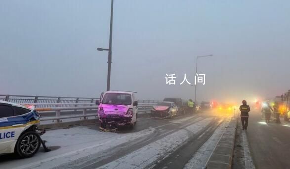 韓國(guó)40多輛車連環(huán)相撞至少14人受傷 由于道路太滑車輛根本動(dòng)不了