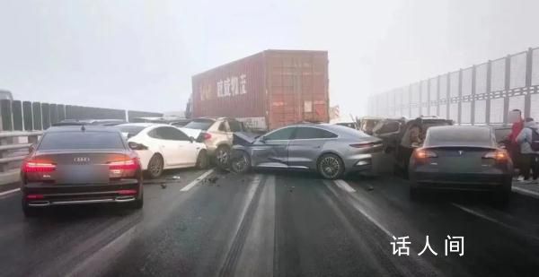 上海S3滬奉高速多車碰撞 大部地區有能見度不足500米的濃霧